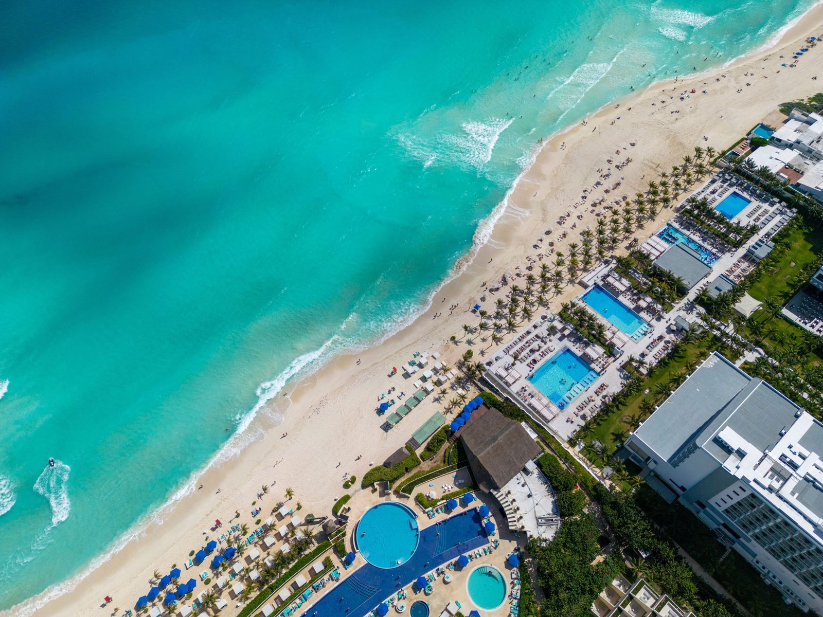 Resort aan het strand van Cancún van bovenaf