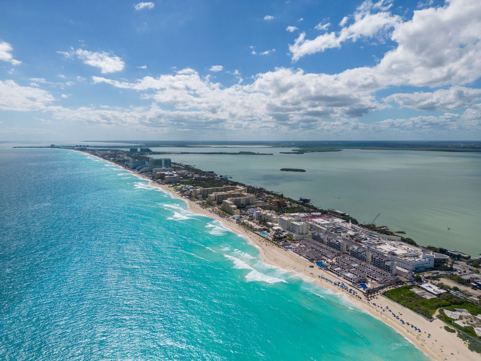 De kust van Cancún met turquoise water