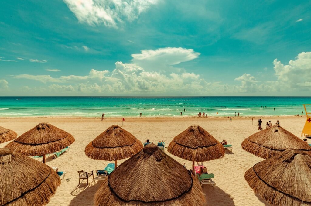 Rieten parasols op het strand van Cancún