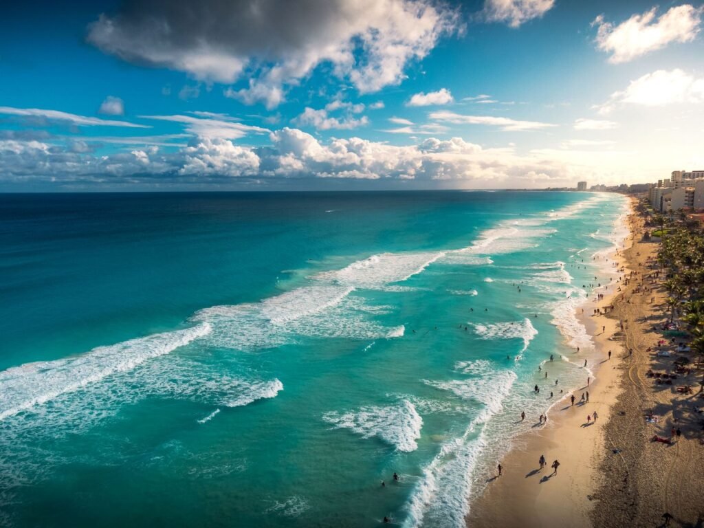 Golven langs het strand van Cancún