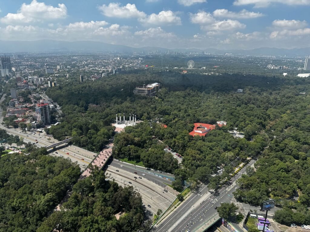 Het Chapultepecpark met de stad en bergen