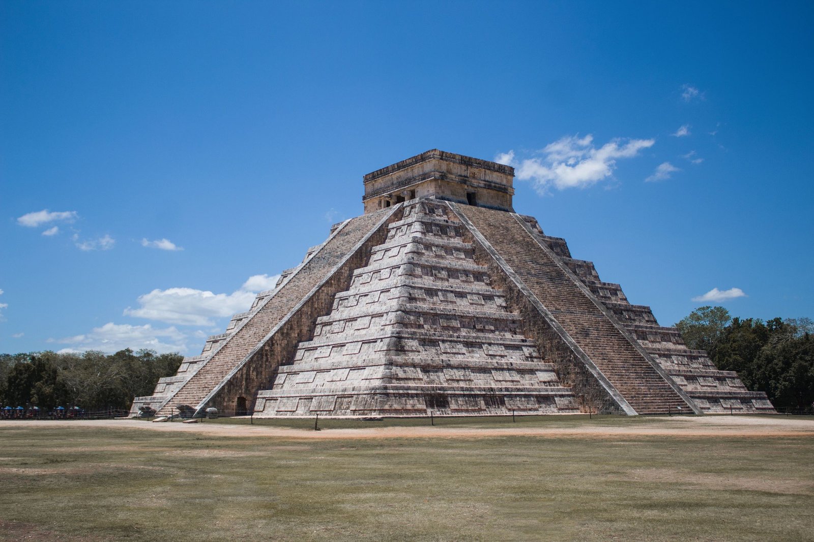 Het plein voor de piramide van Chichén Itzá