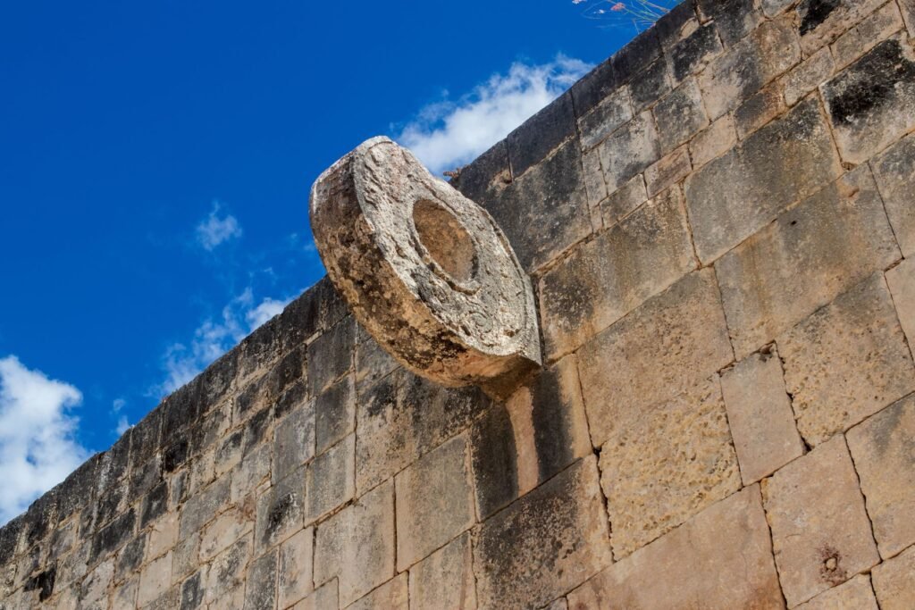 Stenen ring op het balspelveld van Chichén Itzá