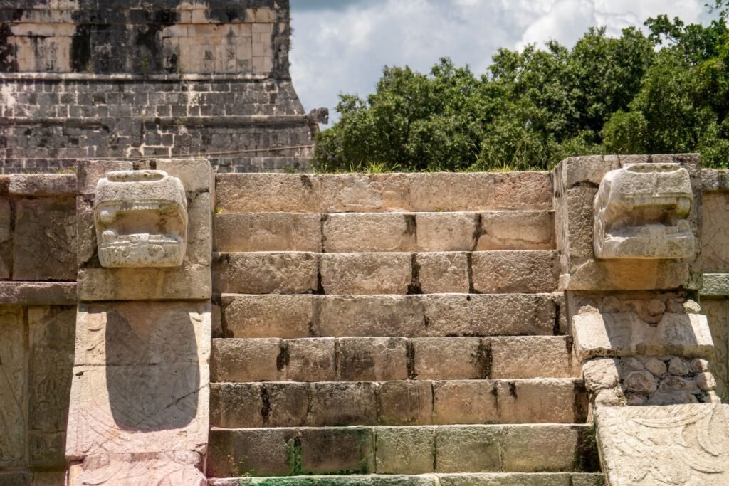 Slangenkoppen bij een tempeltrap in Chichén Itzá