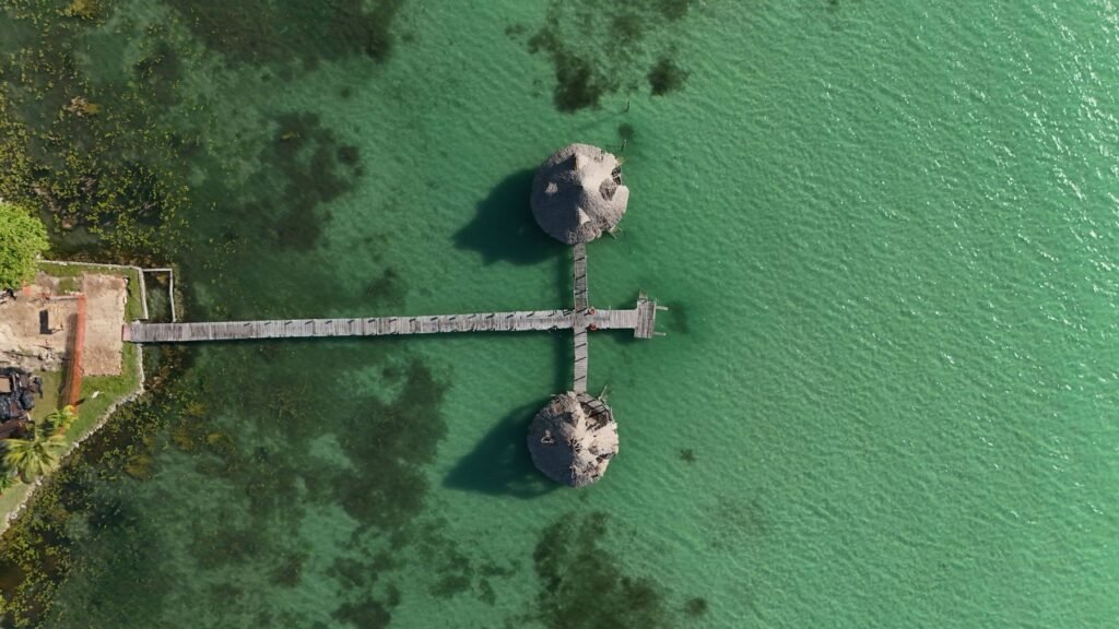 De lagune van Bacalar van bovenaf