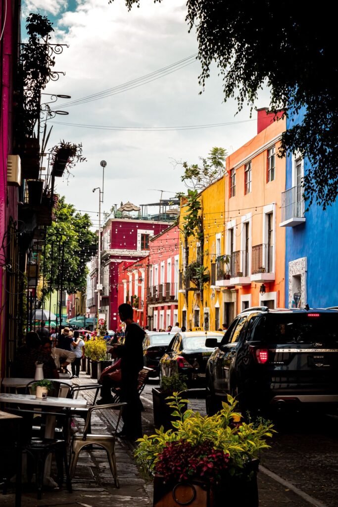 Straat met kleurrijke gevels in Puebla