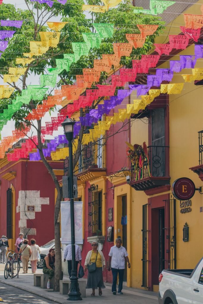 Straat met papieren vlaggetjes in Oaxaca
