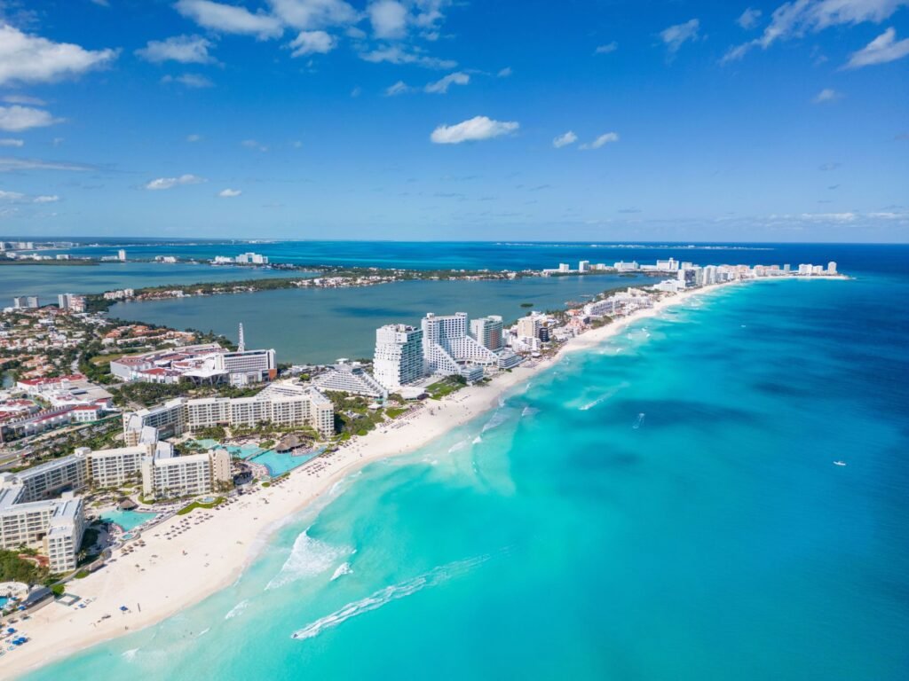 De hotelzone van Cancún van bovenaf