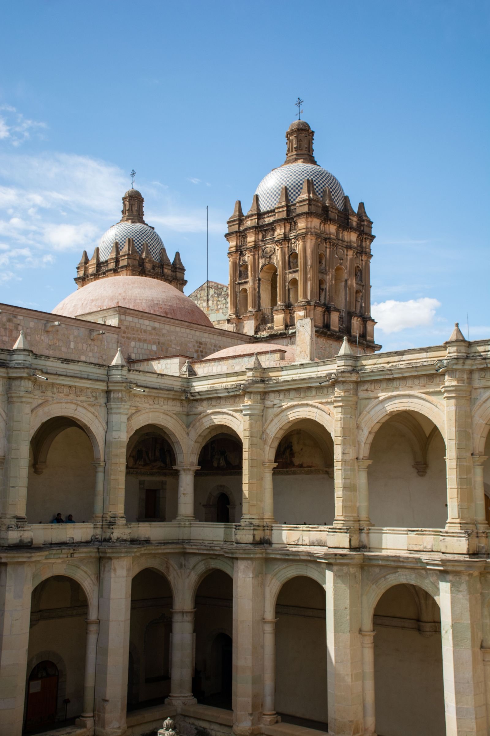 Koloniaal gebouw met arcaden in Oaxaca