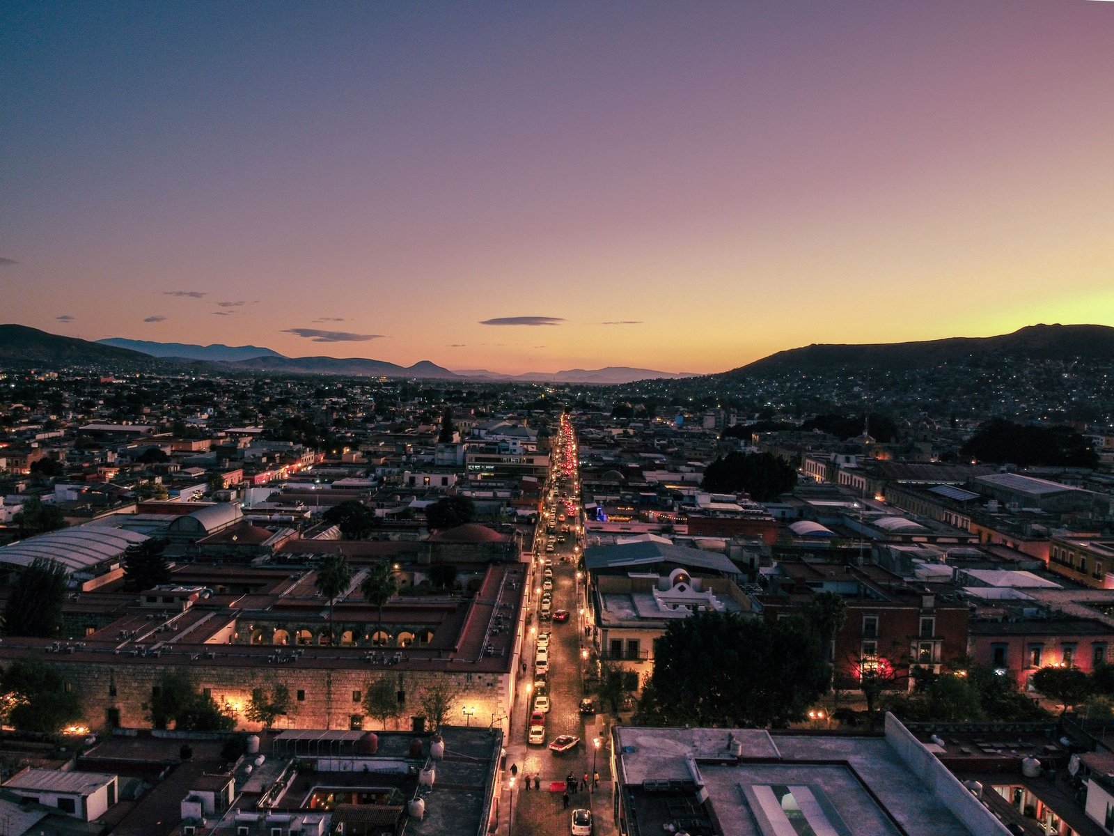 Oaxaca bij zonsondergang van bovenaf