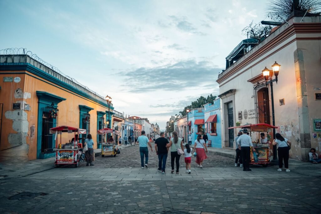 Straat met kraampjes in Oaxaca