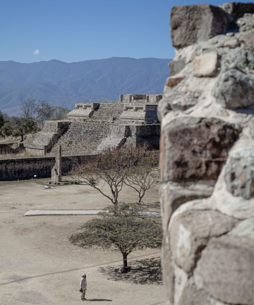 De ruïnes van Monte Albán boven het dal van Oaxaca