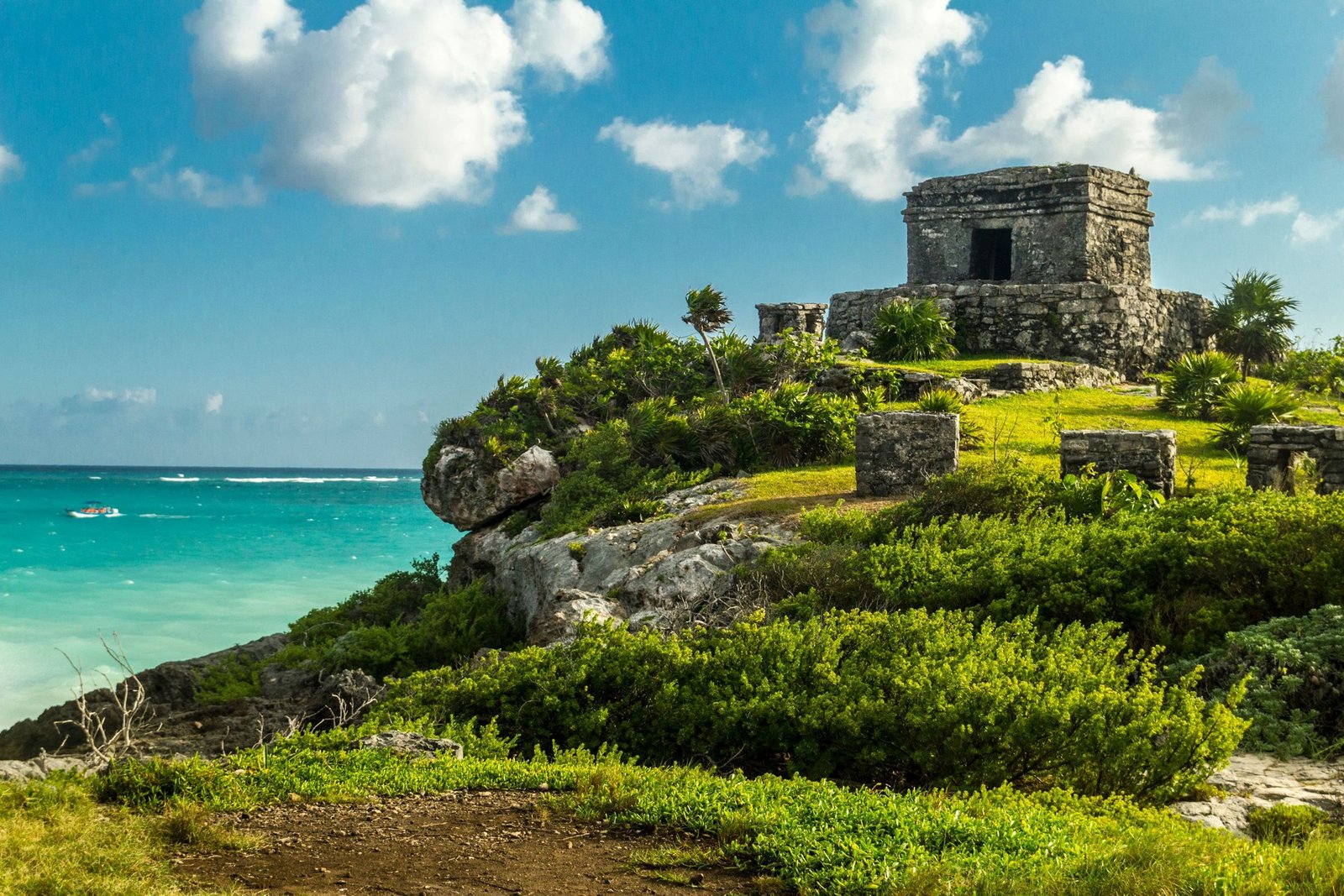De ruïnes van Tulum boven de Caribische Zee