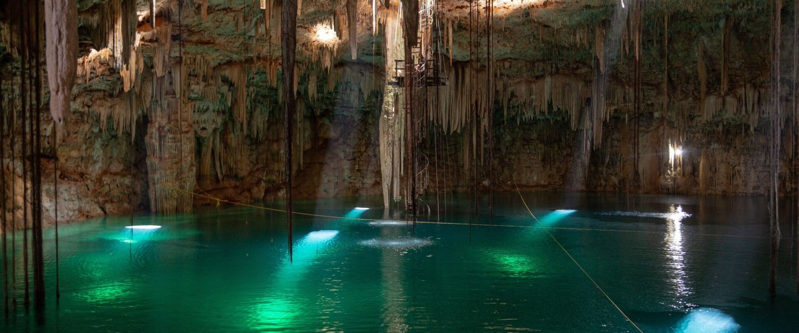 Cenote met turquoise water op Yucatán
