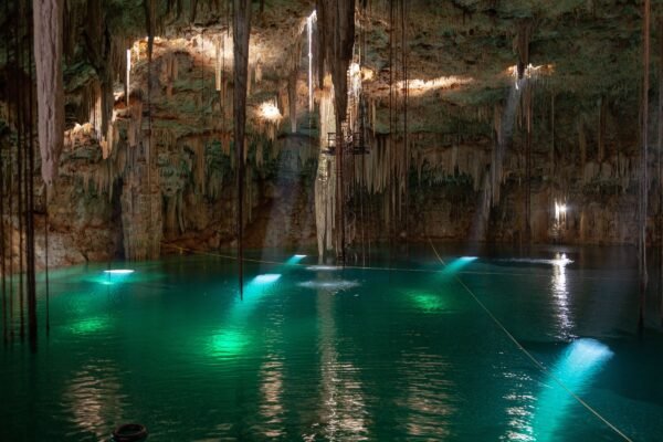 Cenote met turquoise water op Yucatán