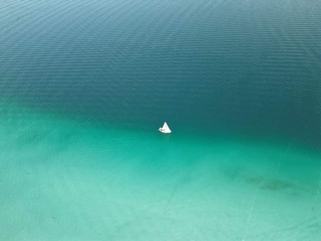 Zeilboot op de lagune van Bacalar