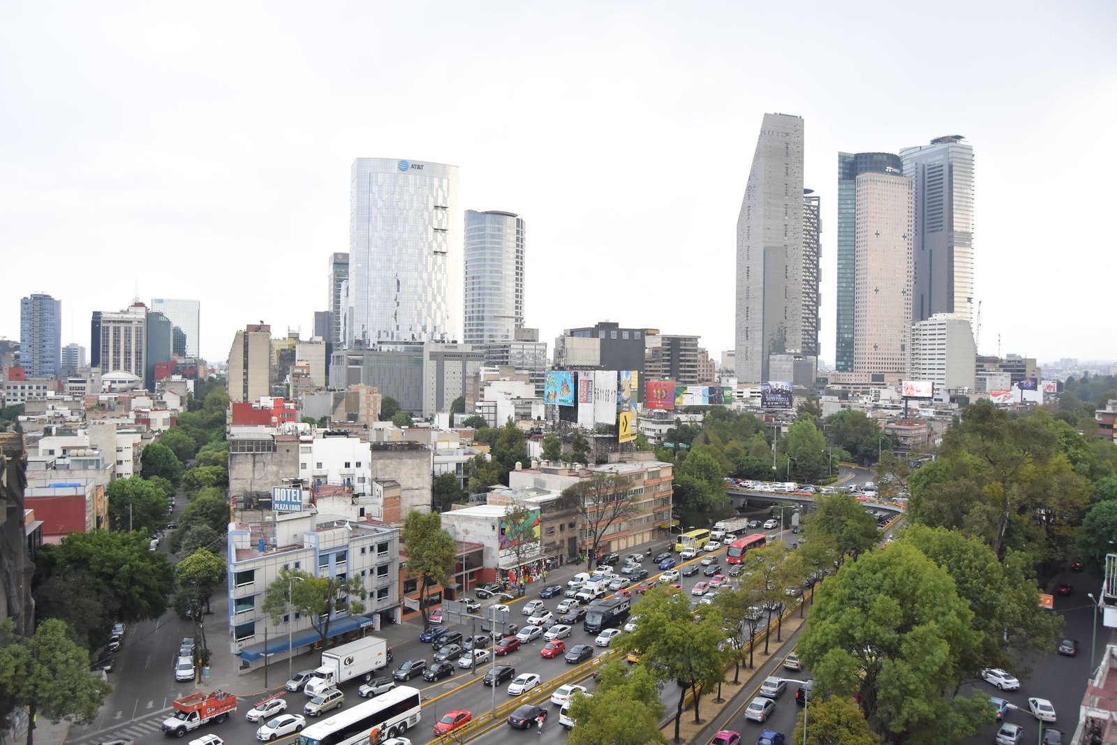 Drukke straat met wolkenkrabbers in Mexico-Stad