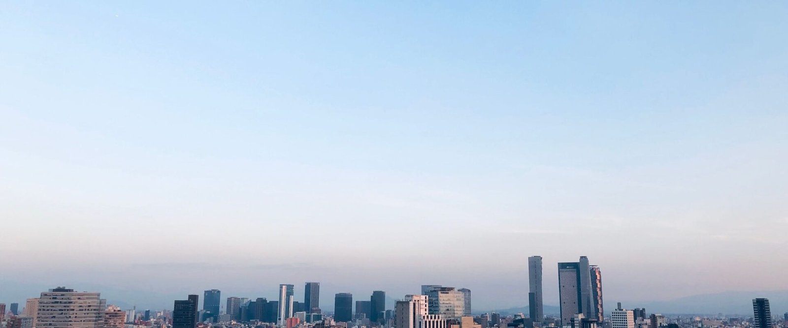 Skyline van Mexico-Stad onder een heldere lucht