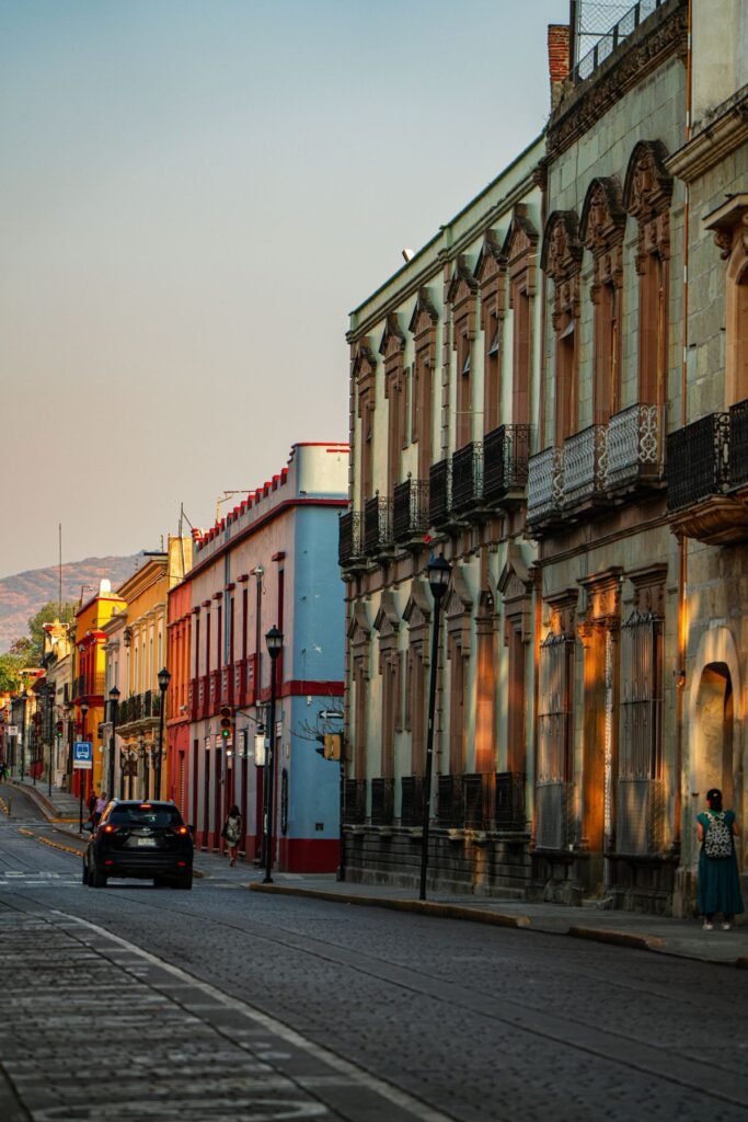 Koloniale gebouwen bij zonsopkomst in Oaxaca