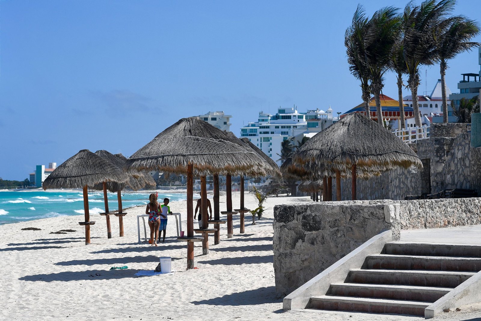 Strand met palapa's in Cancún