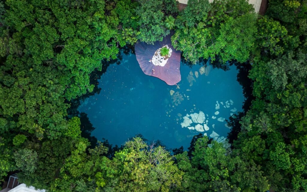 Cenote in het groen van bovenaf