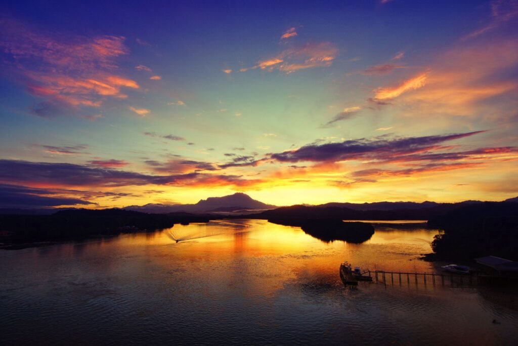 Zonsondergang boven een rivier in Sabah