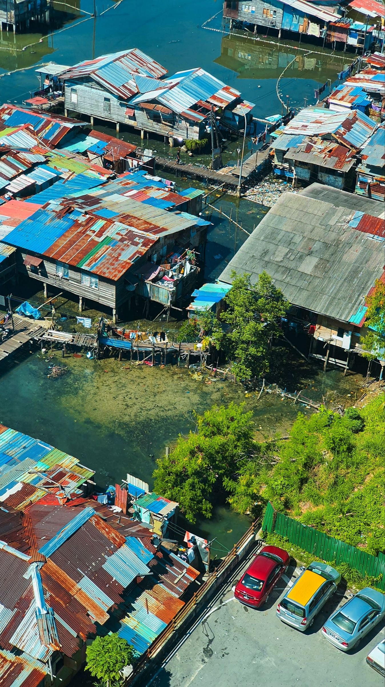 Kleurrijke huizen aan het water in Kota Kinabalu