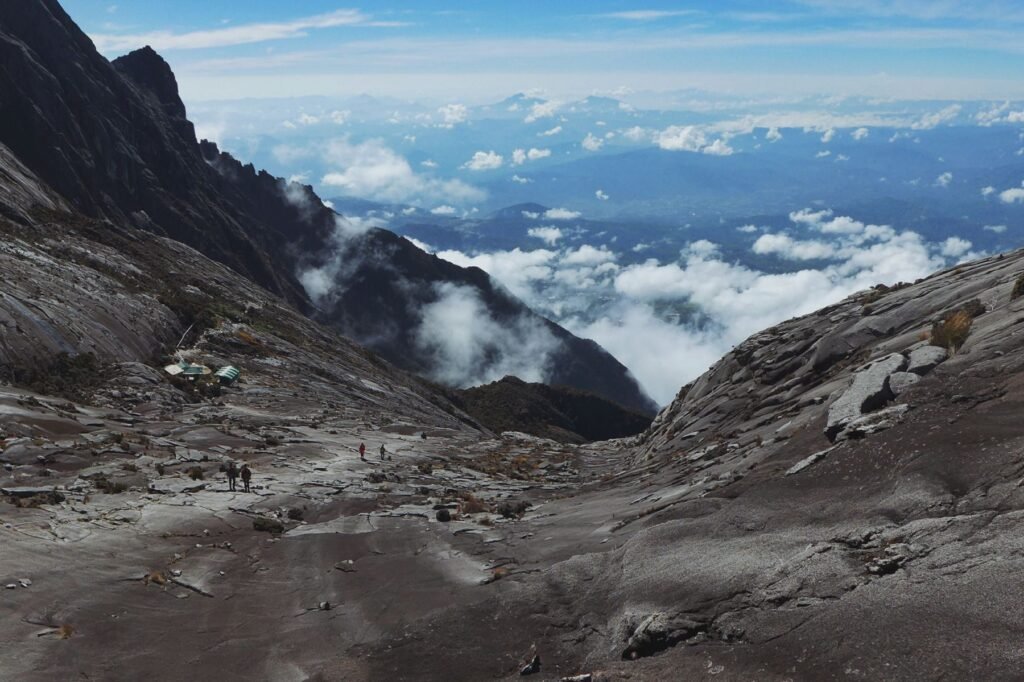 Het rotsplateau bij de top van Mount Kinabalu