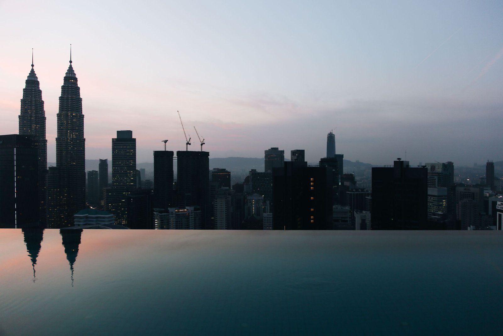 Skyline van Kuala Lumpur bij zonsopkomst