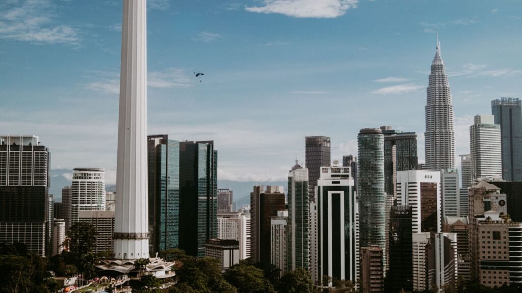 KL Tower en de skyline van Kuala Lumpur