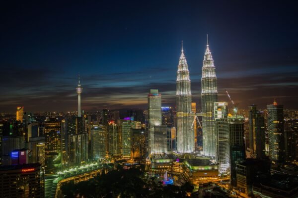De Petronas Towers en de skyline van Kuala Lumpur bij nacht
