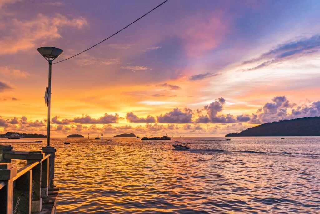 Pier bij Kota Kinabalu bij zonsondergang