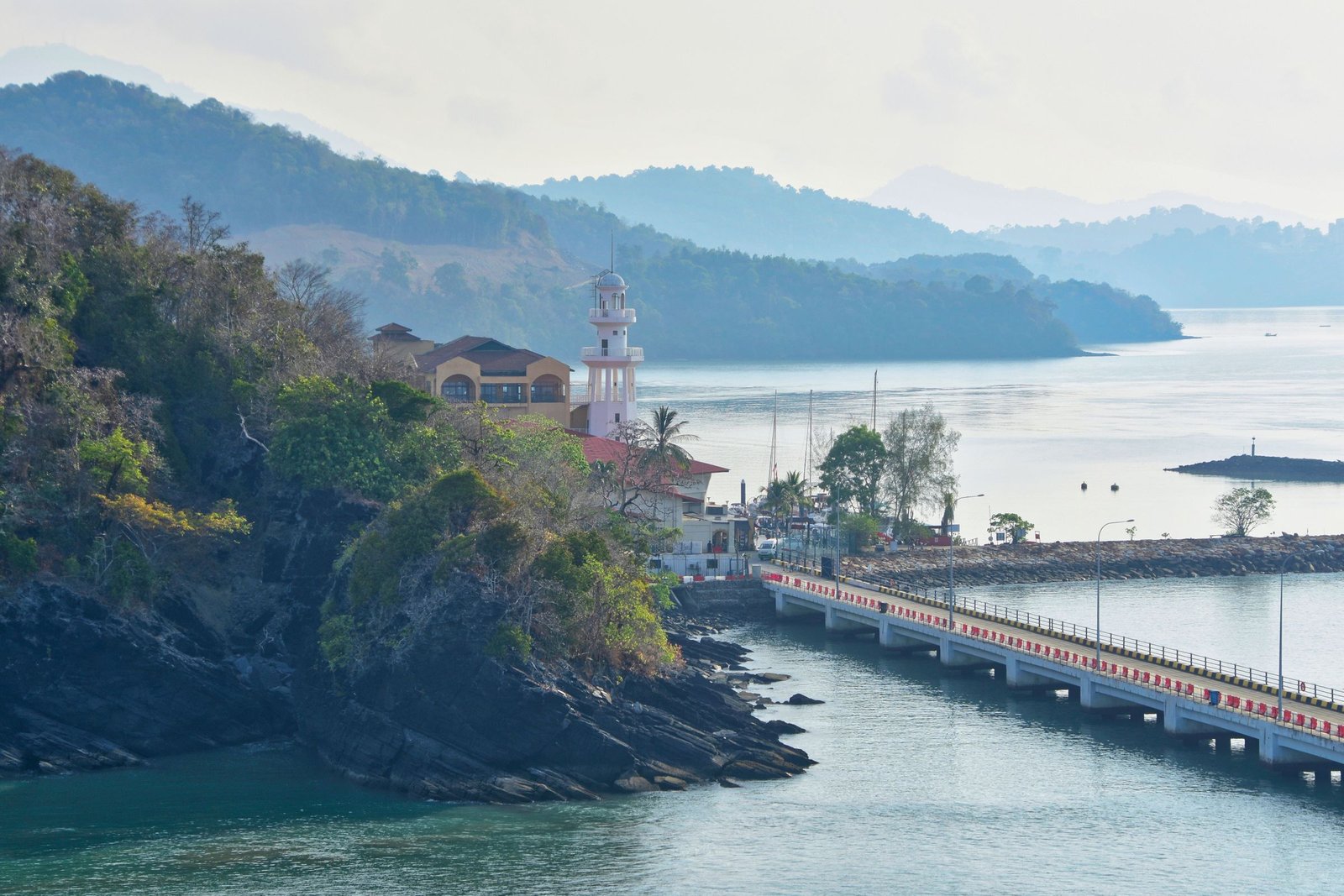 De kust van Langkawi met een vuurtoren