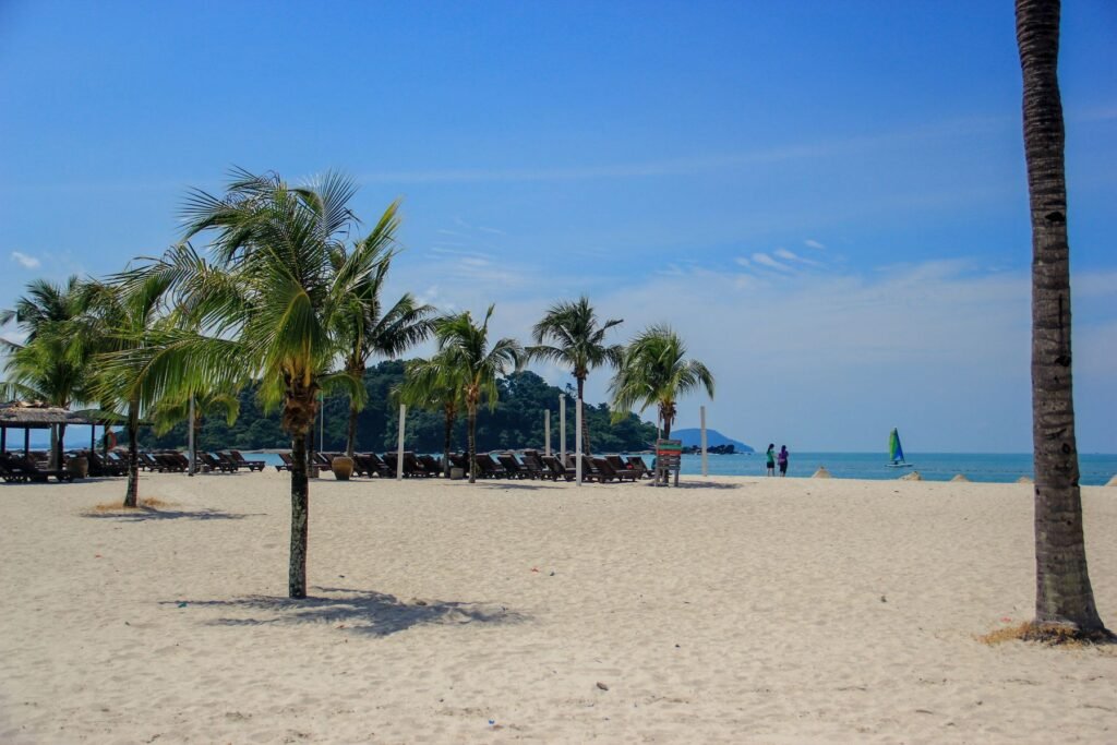 Pantai Cenang met palmbomen