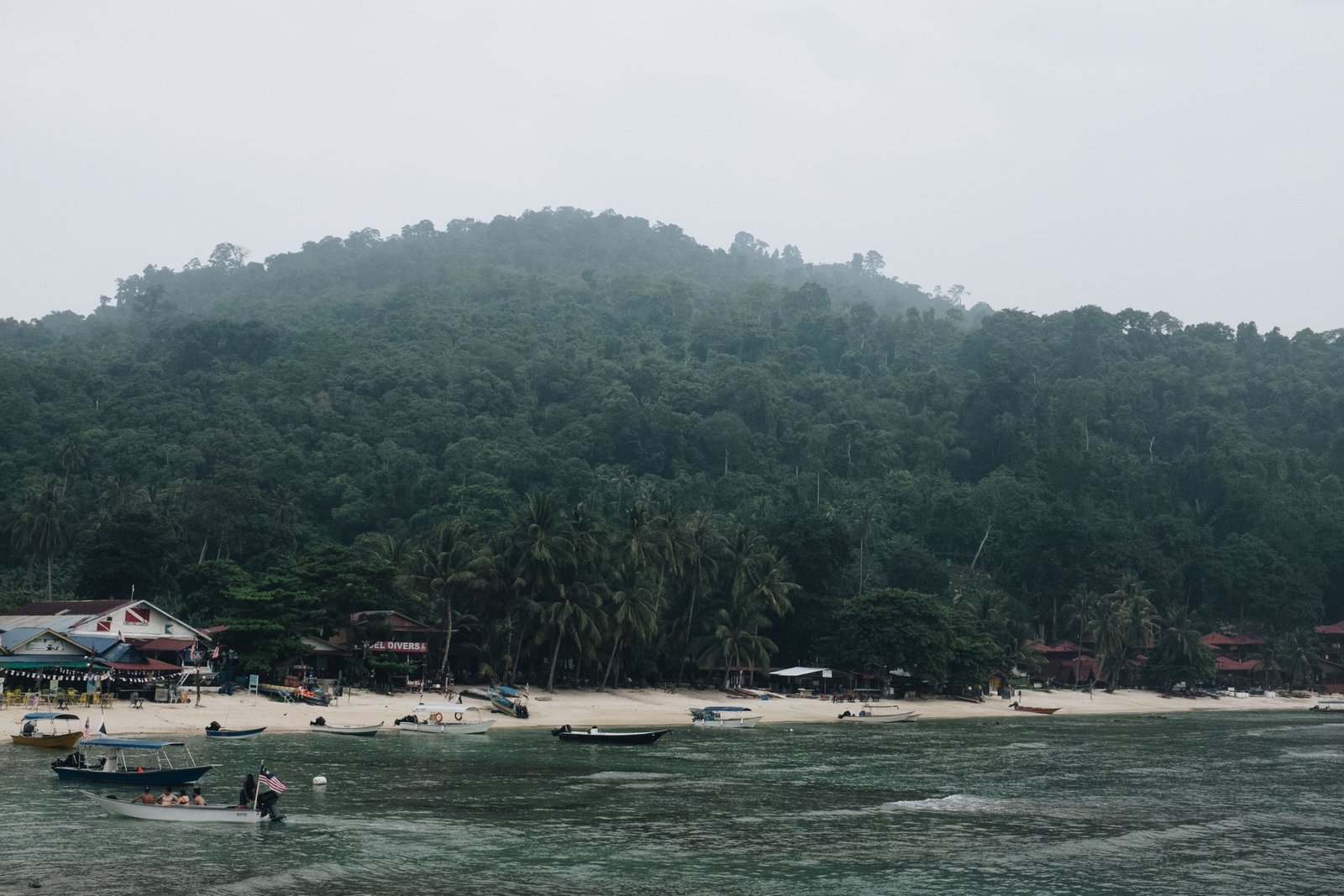Strand met boten in Terengganu