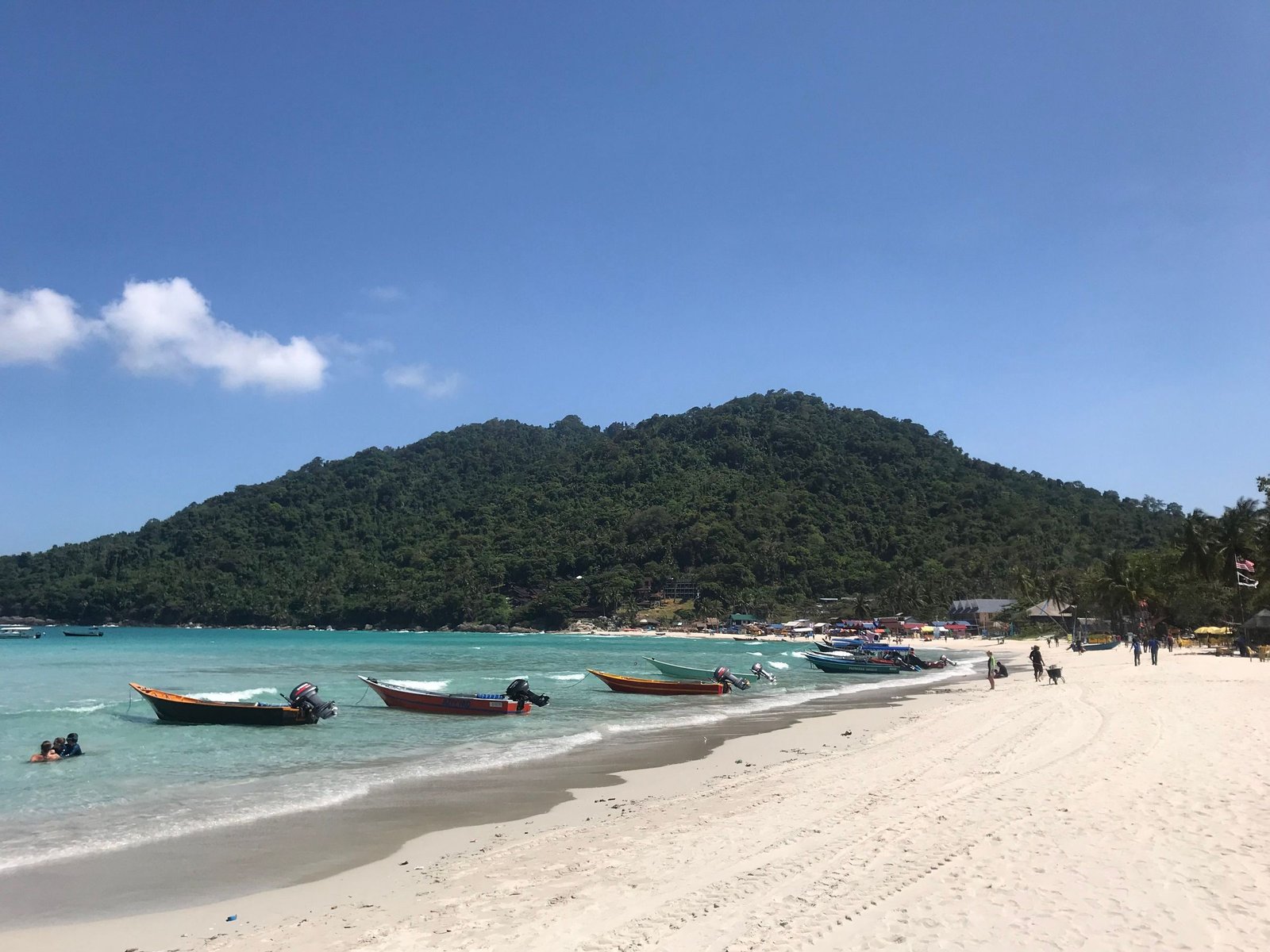 Strand met bootjes op de Perhentian-eilanden