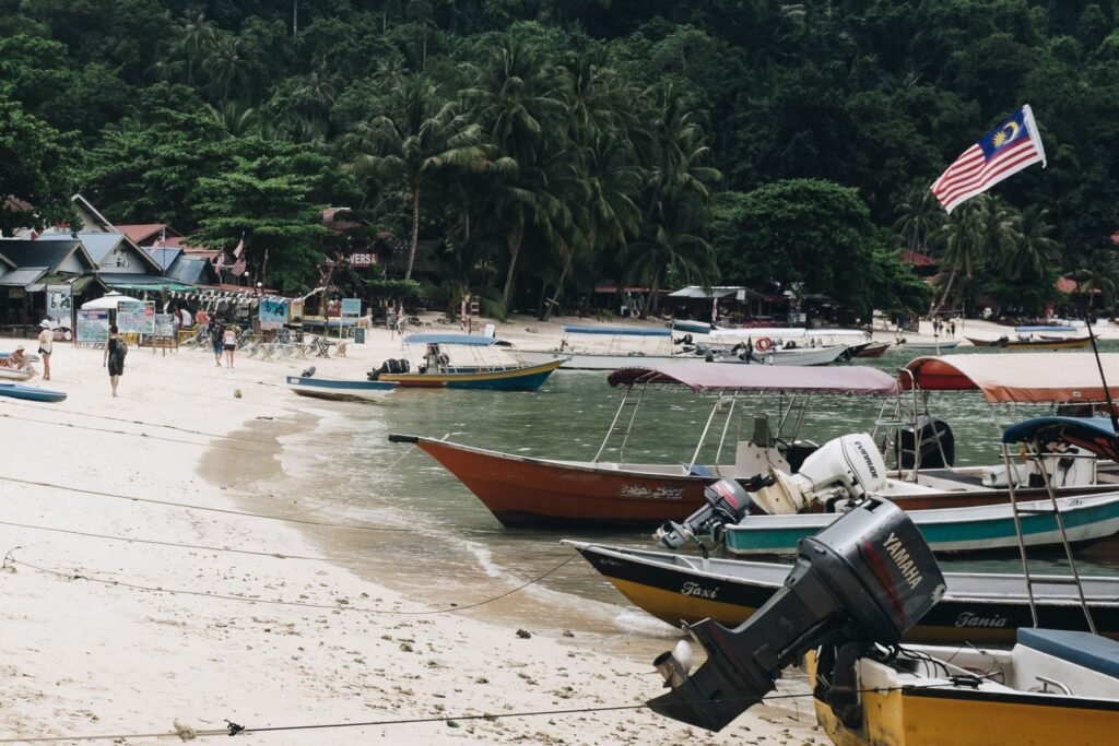 Strand met boten in Terengganu