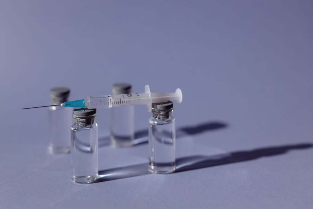 Flesjes vaccin met een injectiespuit