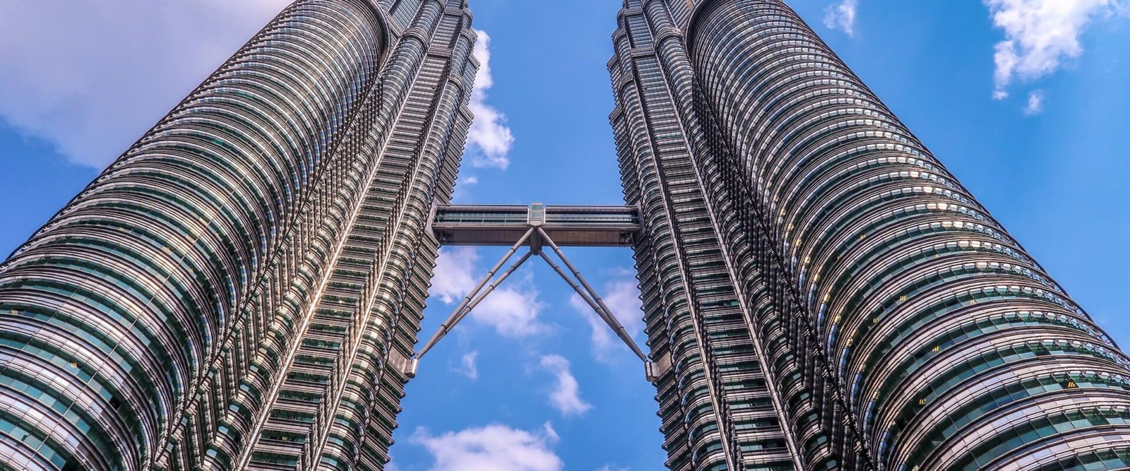 De Petronas Towers van onderaf
