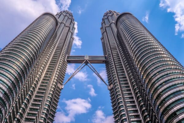 De Petronas Towers van onderaf