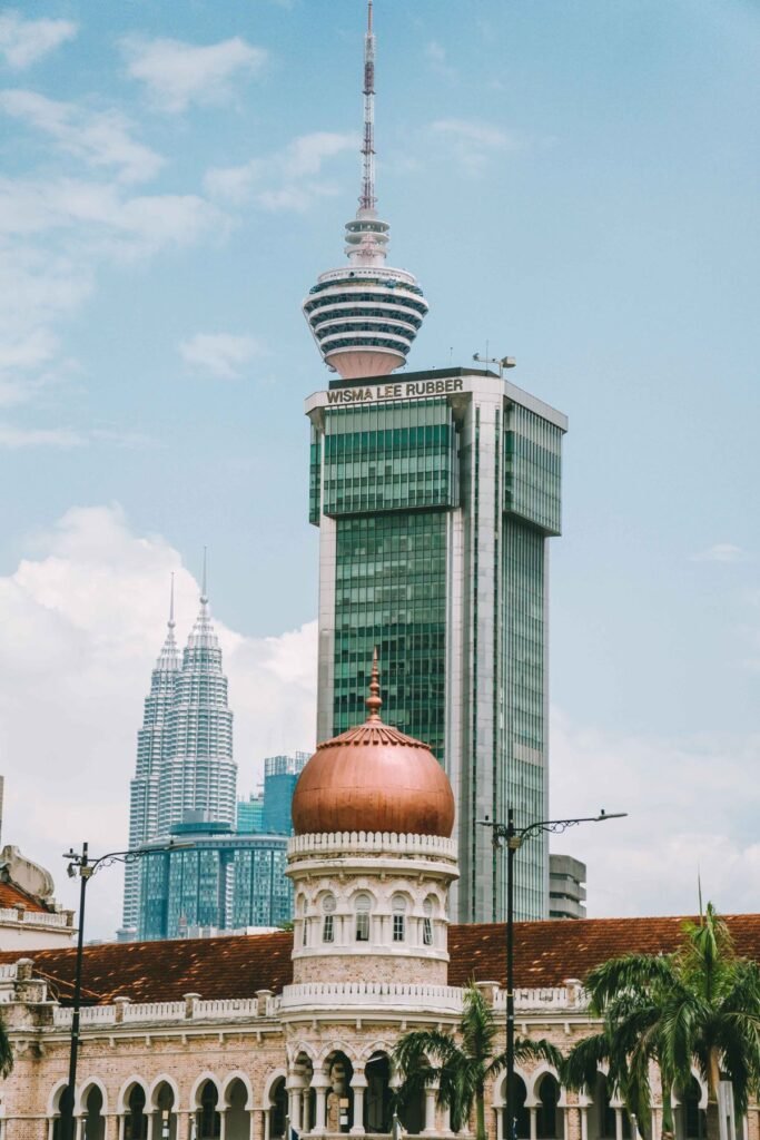 Het Sultan Abdul Samad-gebouw met de KL Tower
