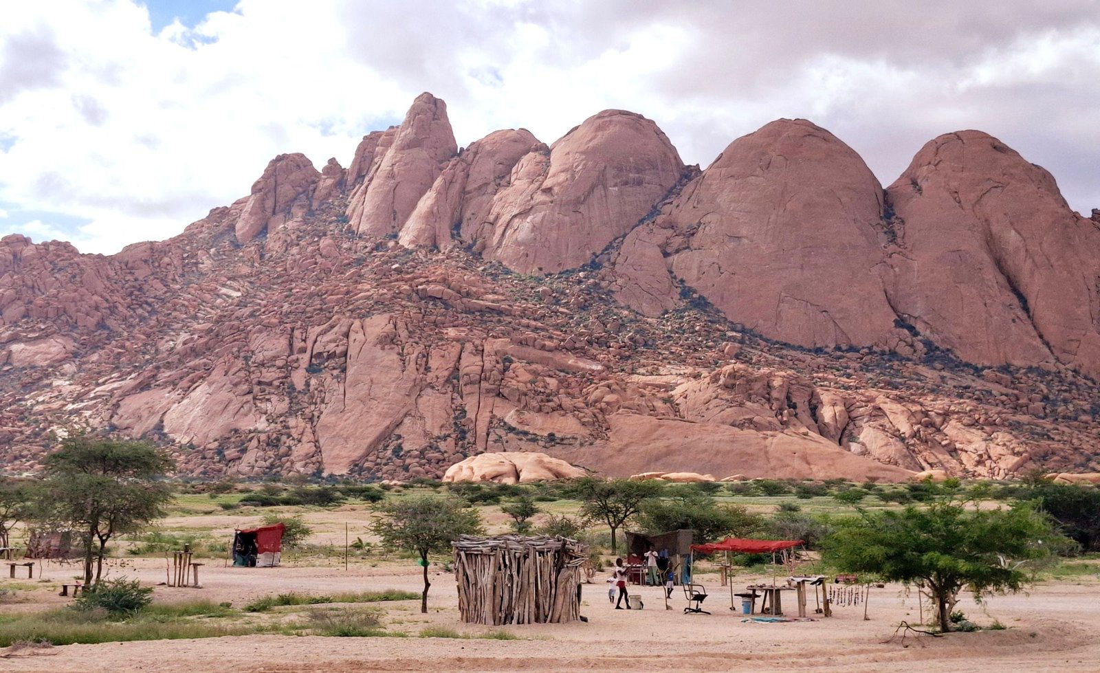 De granieten toppen van de Spitzkoppe met acacia's ervoor
