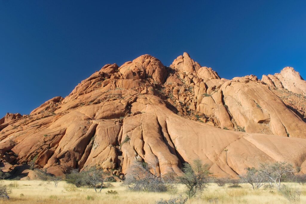 De granieten top van de Spitzkoppe in oranje avondlicht