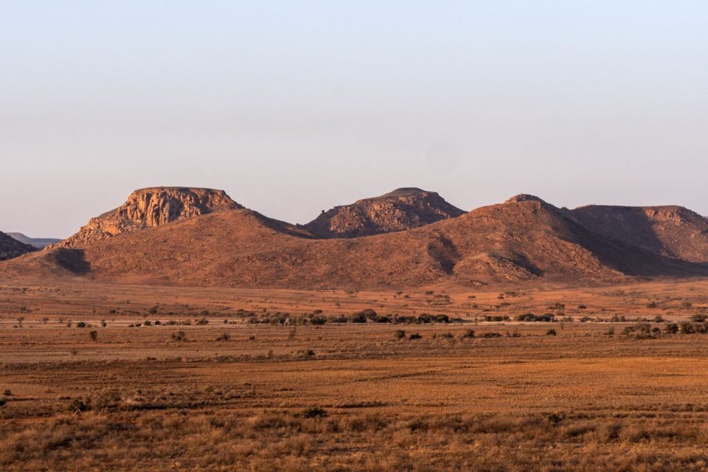 Grindweg door het rode berglandschap van Damaraland