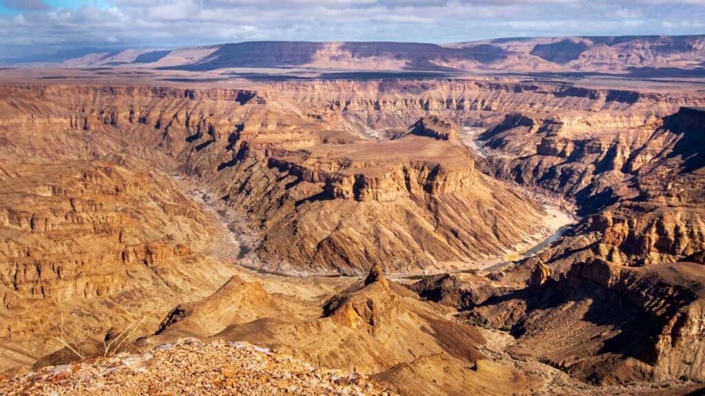 Uitzicht vanaf het Main Viewpoint op de bocht van de Fish River diep in de canyon