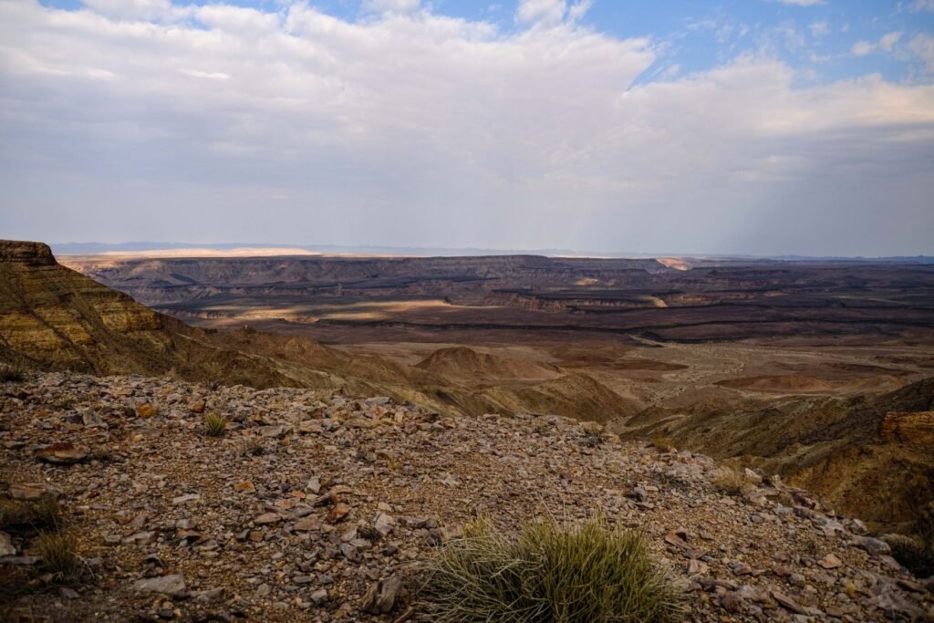 Rivier tussen rotsachtige berghellingen in het dal bij Ai-Ais in Zuid-Namibië