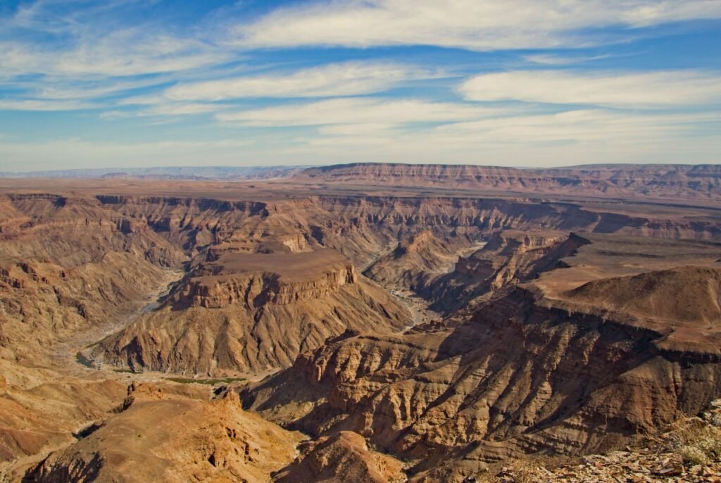 Gelaagde rotswanden van de Fish River Canyon in helder winterlicht