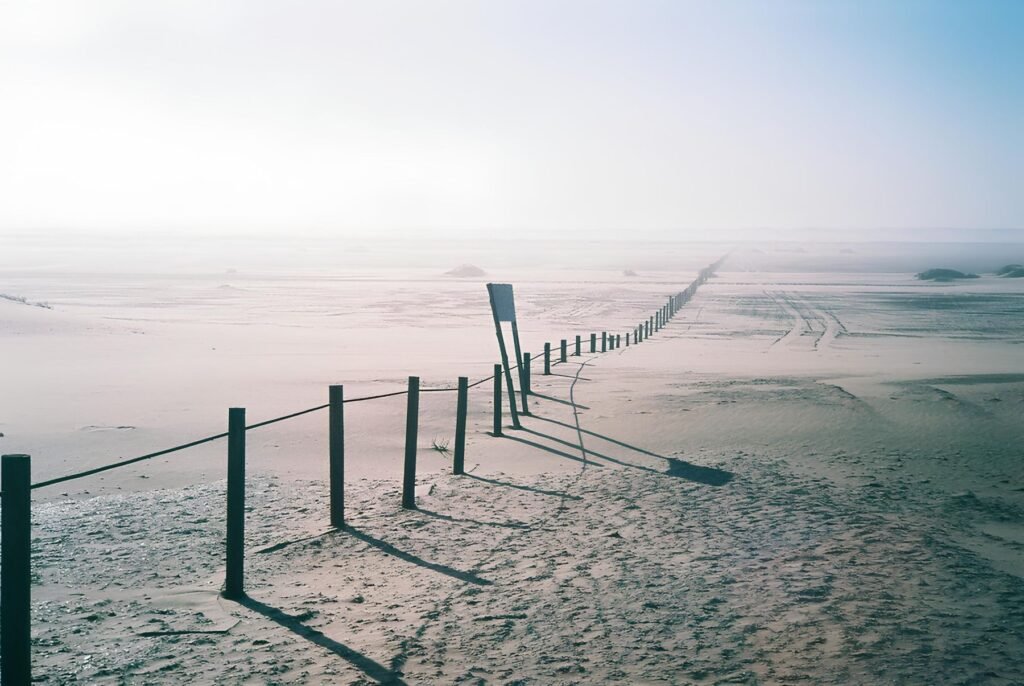 Mist boven de kust bij Swakopmund, waar de woestijn de Atlantische Oceaan raakt