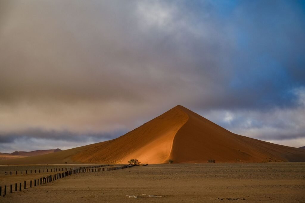 De scherpe rug van Dune 45 bij zonsopkomst in het Namib-Naukluft National Park