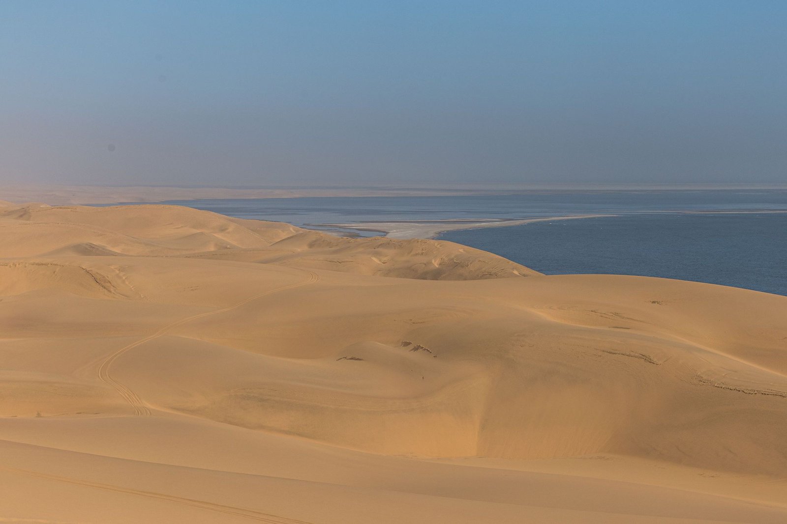 Duinen van de Namib die bij Swakopmund de Atlantische Oceaan raken